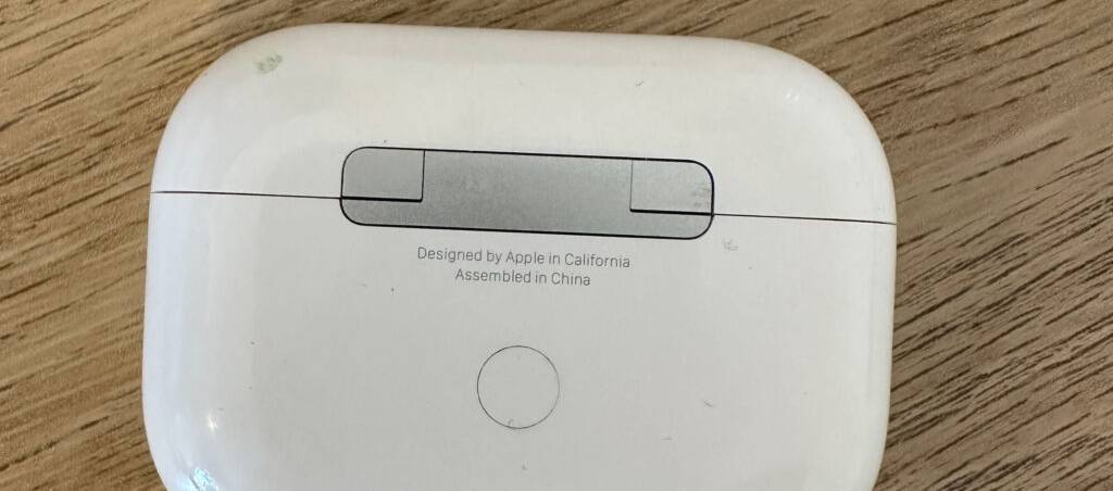 Getestete True-Wireless-In-Ear-Kopfhörer: Ein weißes Apple-Aufbewahrungsetui auf einer Holzoberfläche.