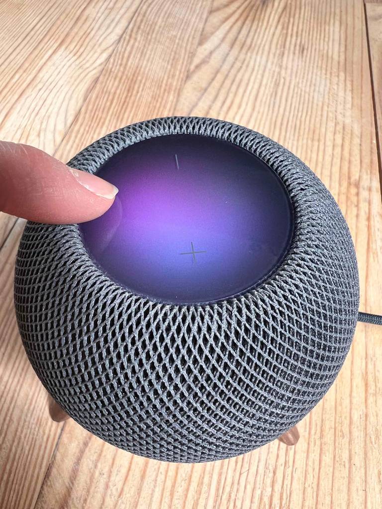 Apple Homepod Mini blau leuchtend.
