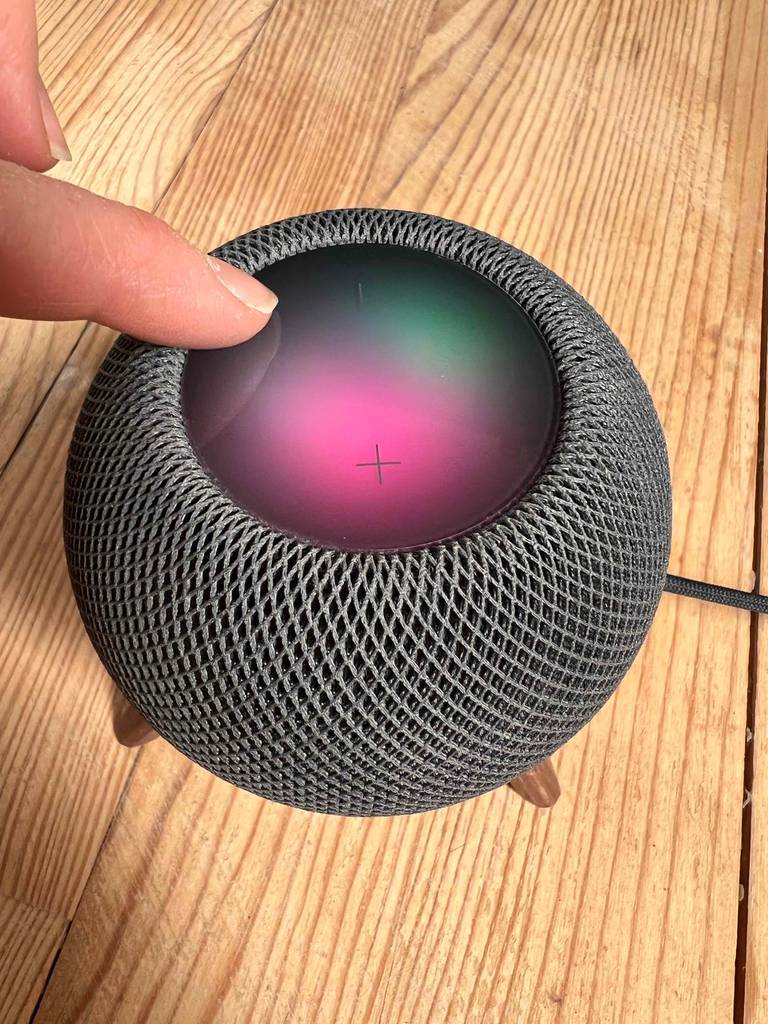 Apple Homepod Mini rosa leuchtend.