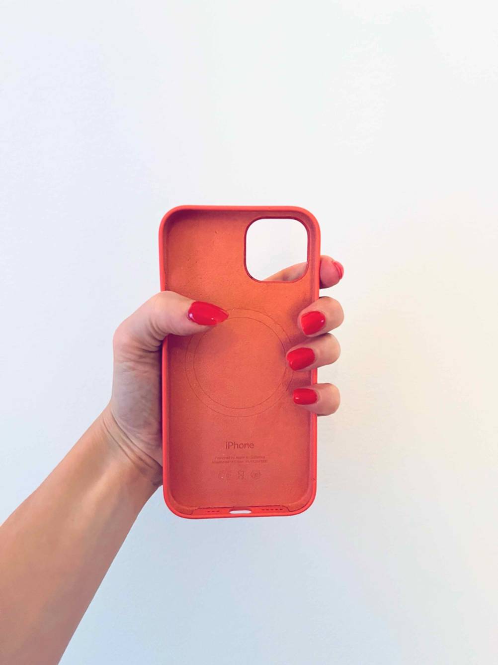 Eine Hand umklammert eine getestete Iphone-12-Pro-Hülle und zeigt die Innenseite.