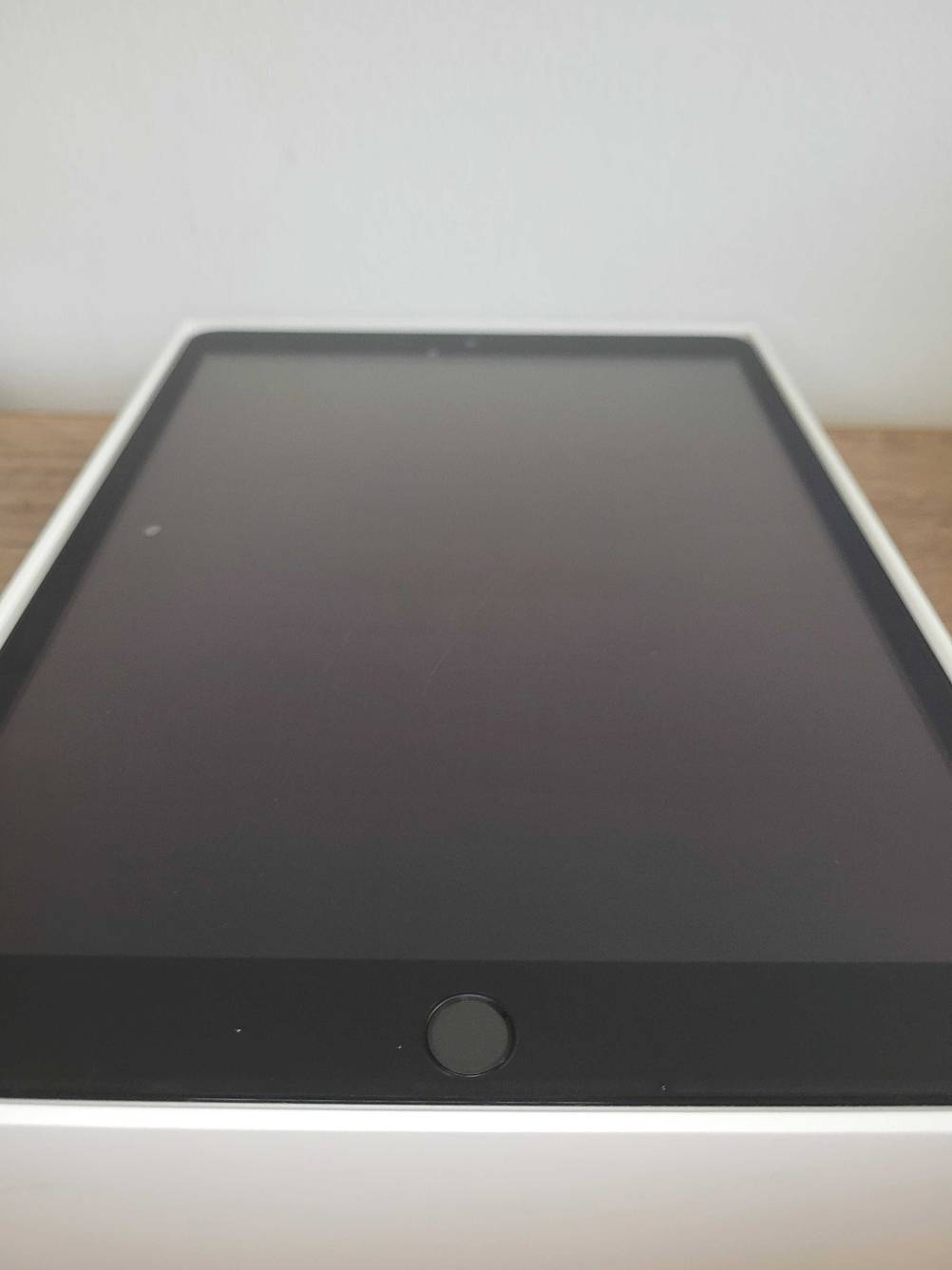 Nahaufnahme des Bedienknopfes eines getesteten iPads.