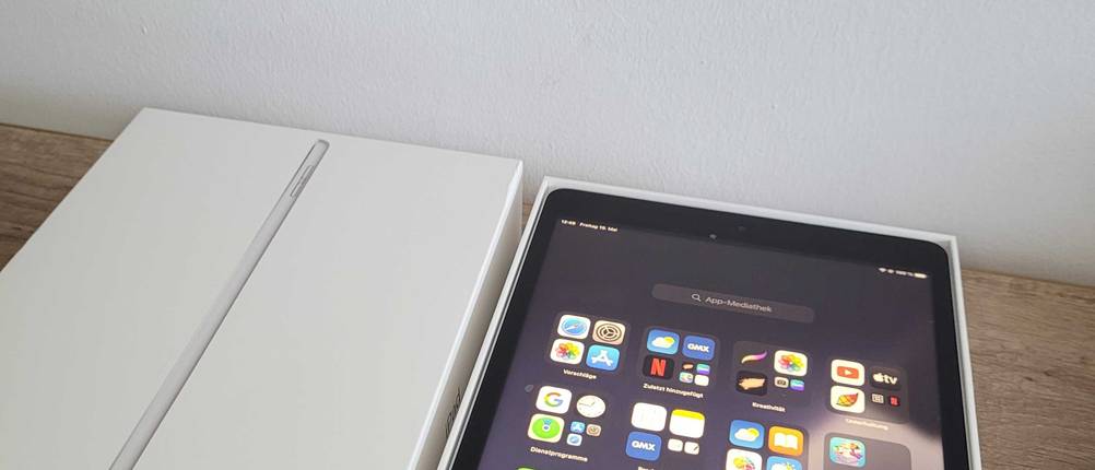 Apple-iPad-Test: In der geöffneten Originalverpackung liegt ein eingeschaltetes iPad.