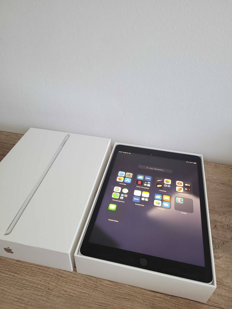 Im Test: In der geöffneten Originalverpackung liegt ein eingeschaltetes iPad.