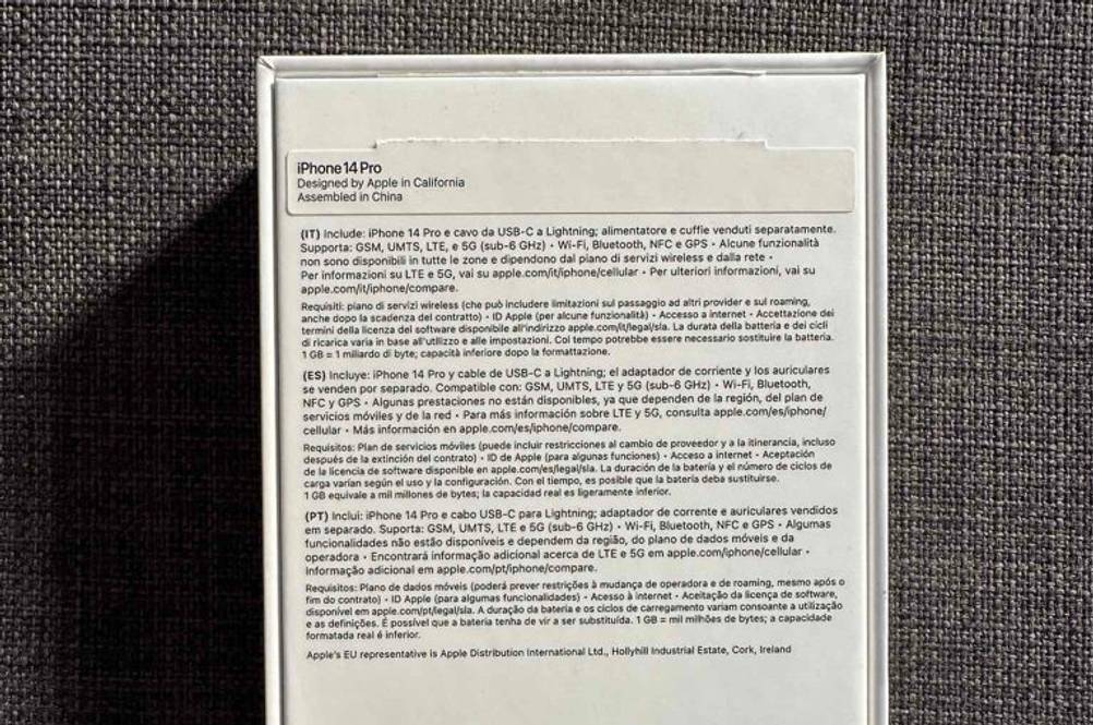 Die Hersteller-Hinweise des getesteten Apple-iPhones auf der Rückseite der Verpackung.
