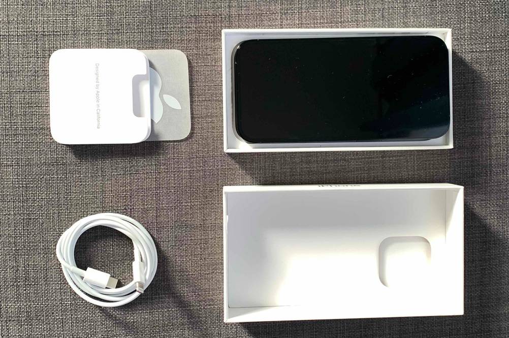 Die Original-Verpackung des getesteten Apple-iPhones mit Ladekabel.