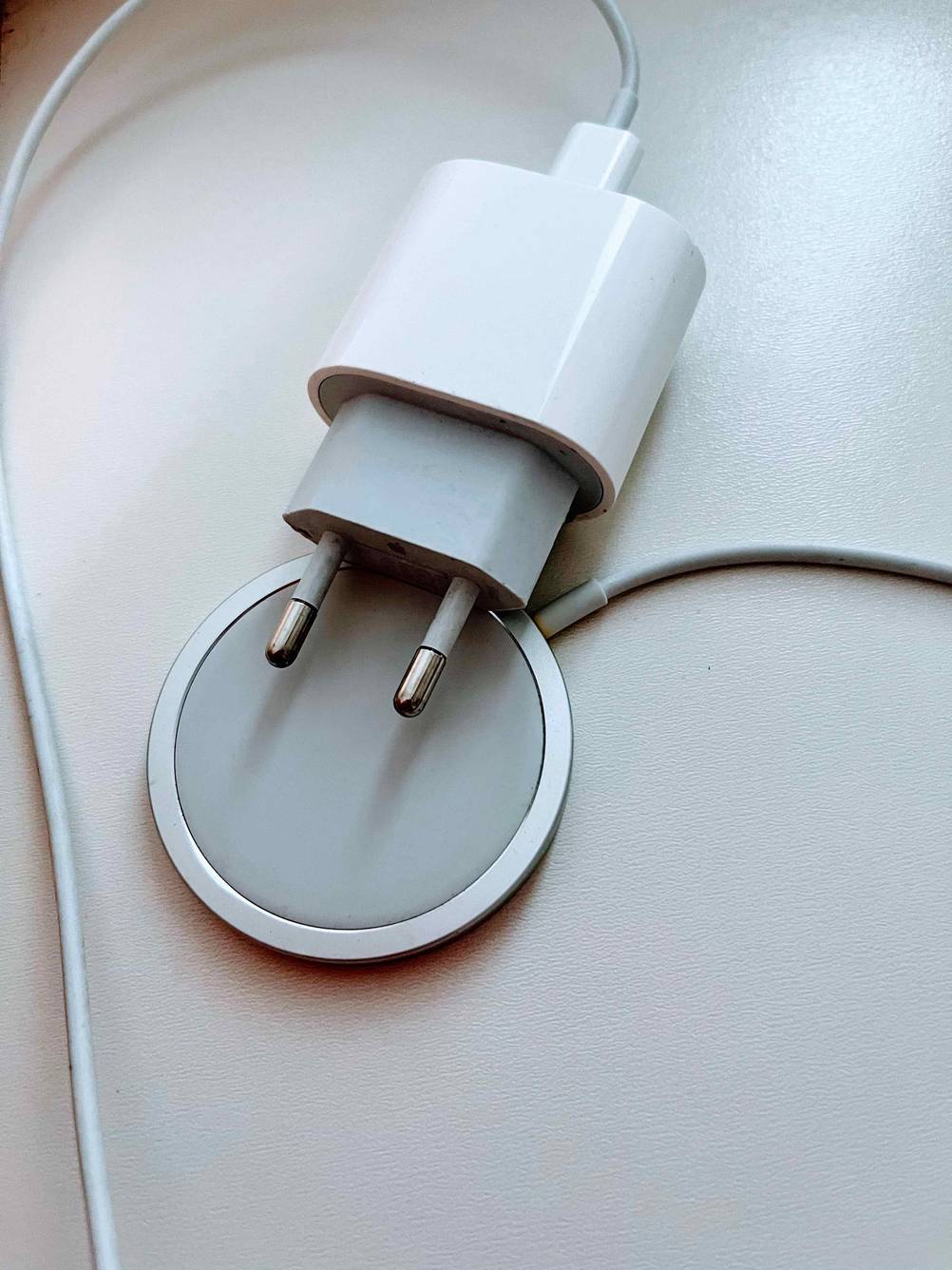 Magnet-Ladekabel von Apple im Test: Detailansicht eines auf weißer Fläche liegenden Kabels.