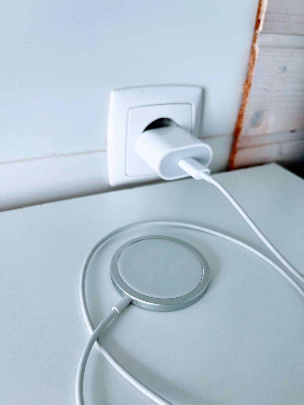 Ein Magnet-Ladekabel ist zum testen in einer Steckdose angesteckt.