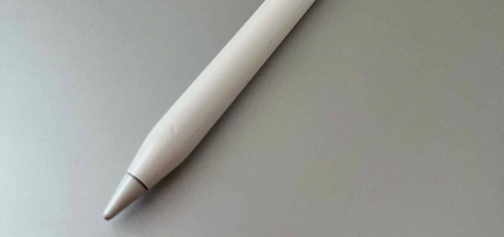 Tablet-Stift-Test: Nahaufnahme der Spitze eines weißen iPad-Stifts.