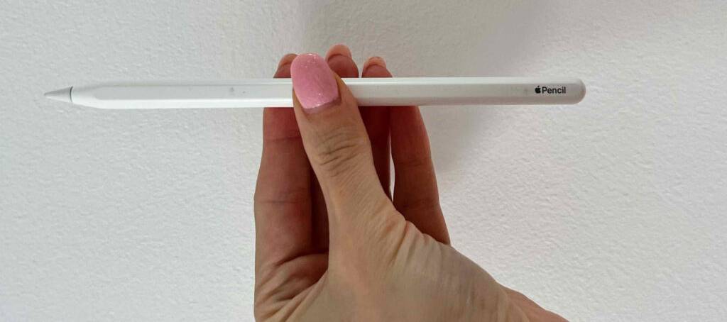 Tablet-Stifte im Test: Hand hält einen weißen iPad-Pencil vor einer weißen Wand.