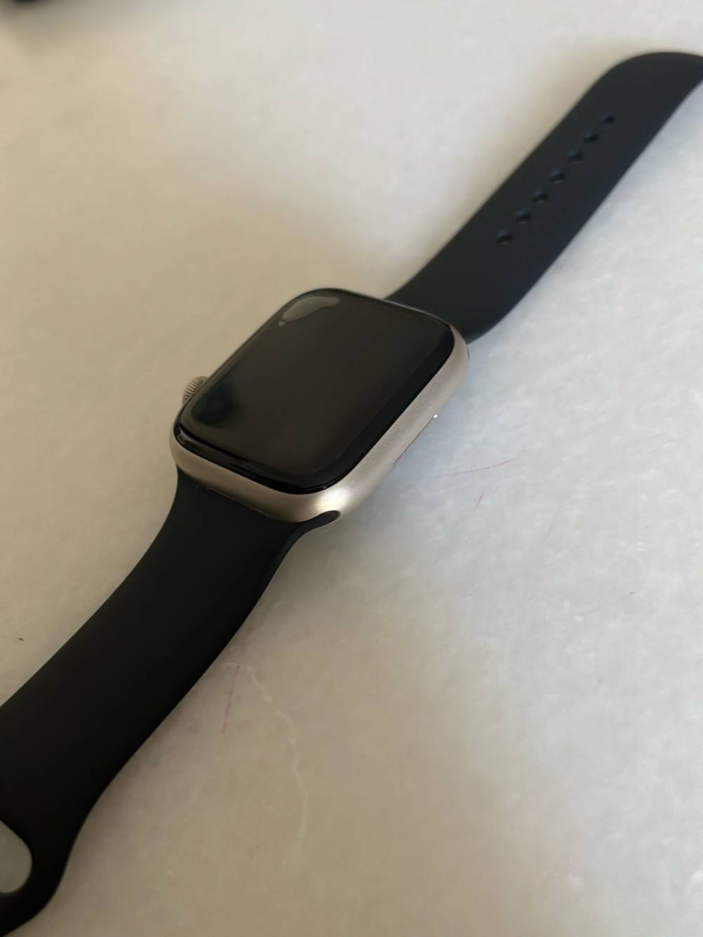 Smartwatch getestet: Ein Gerät auf einer hellen Fläche von schräg seitlich.