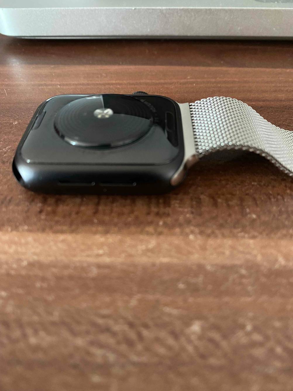 Im Test: An einer auf dem Kopf liegenden Uhr ist auf einer Seite ein Apple-Watch-Armband befestigt.