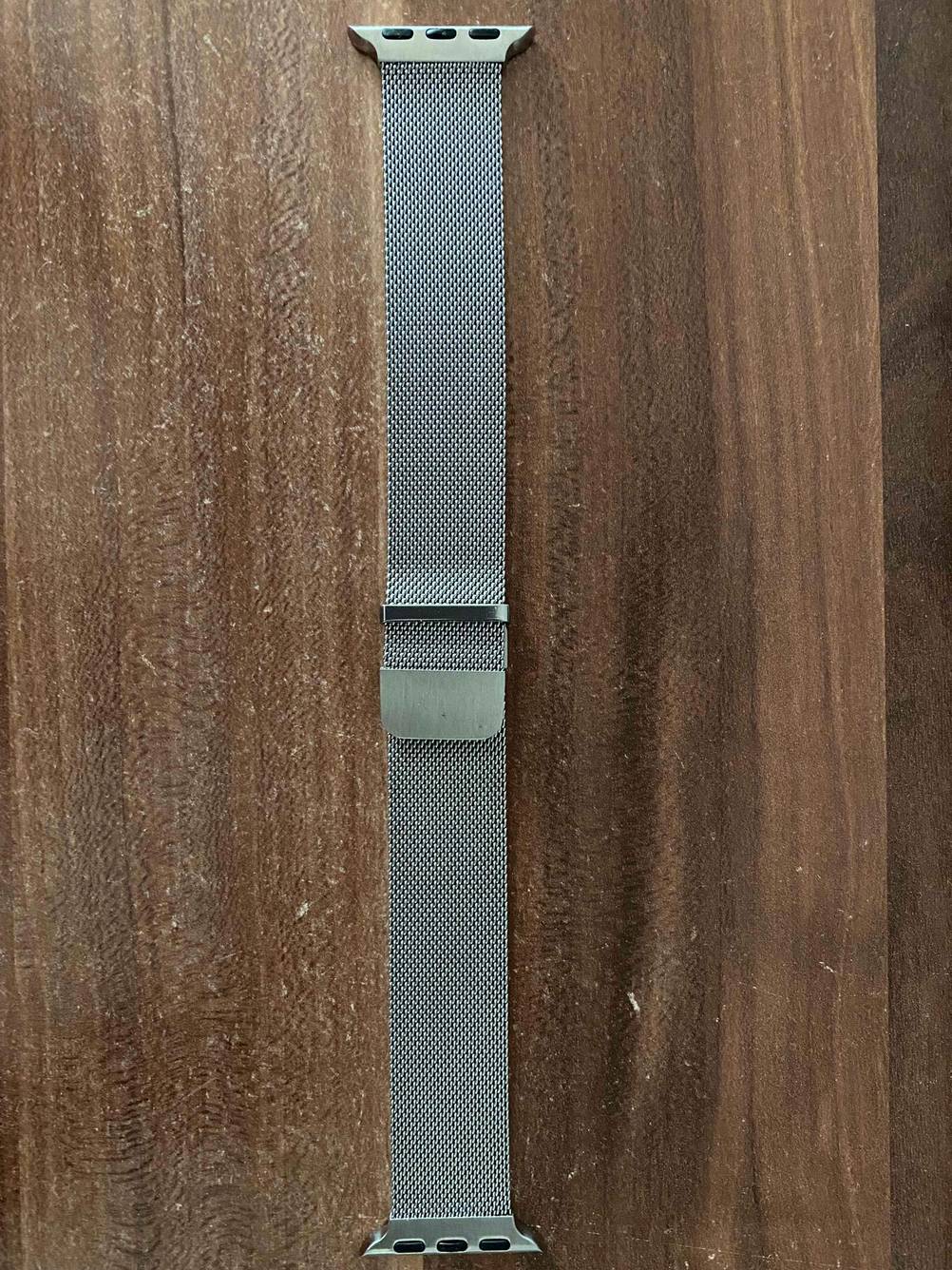 Apple-Watch-Armband getestet: Ein Band flach von oben auf einer Holzfläche.