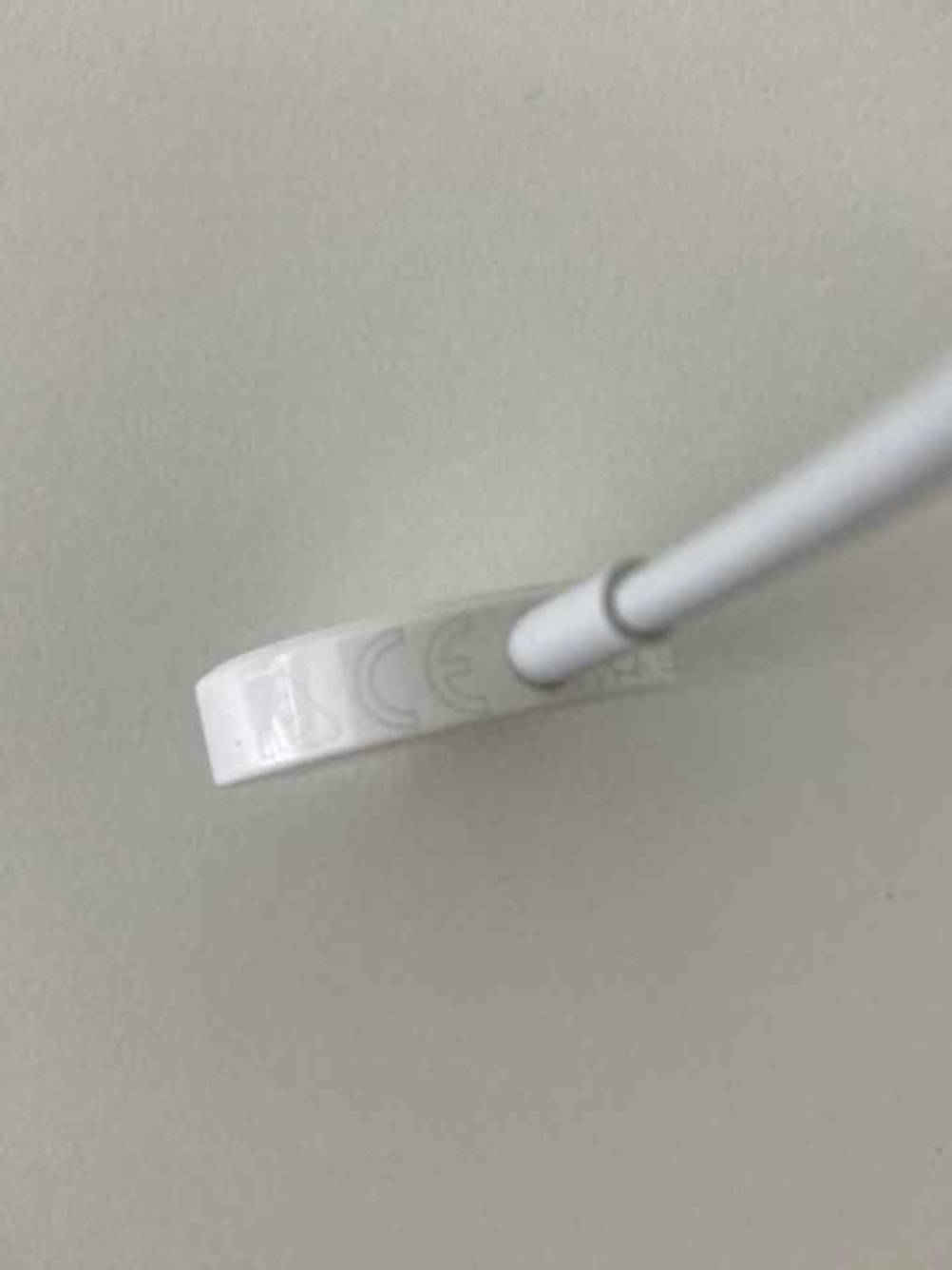 Apple-Watch-Ladekabel getestet: Nahaufnahme des CE-Zeichens auf dem Stecker.