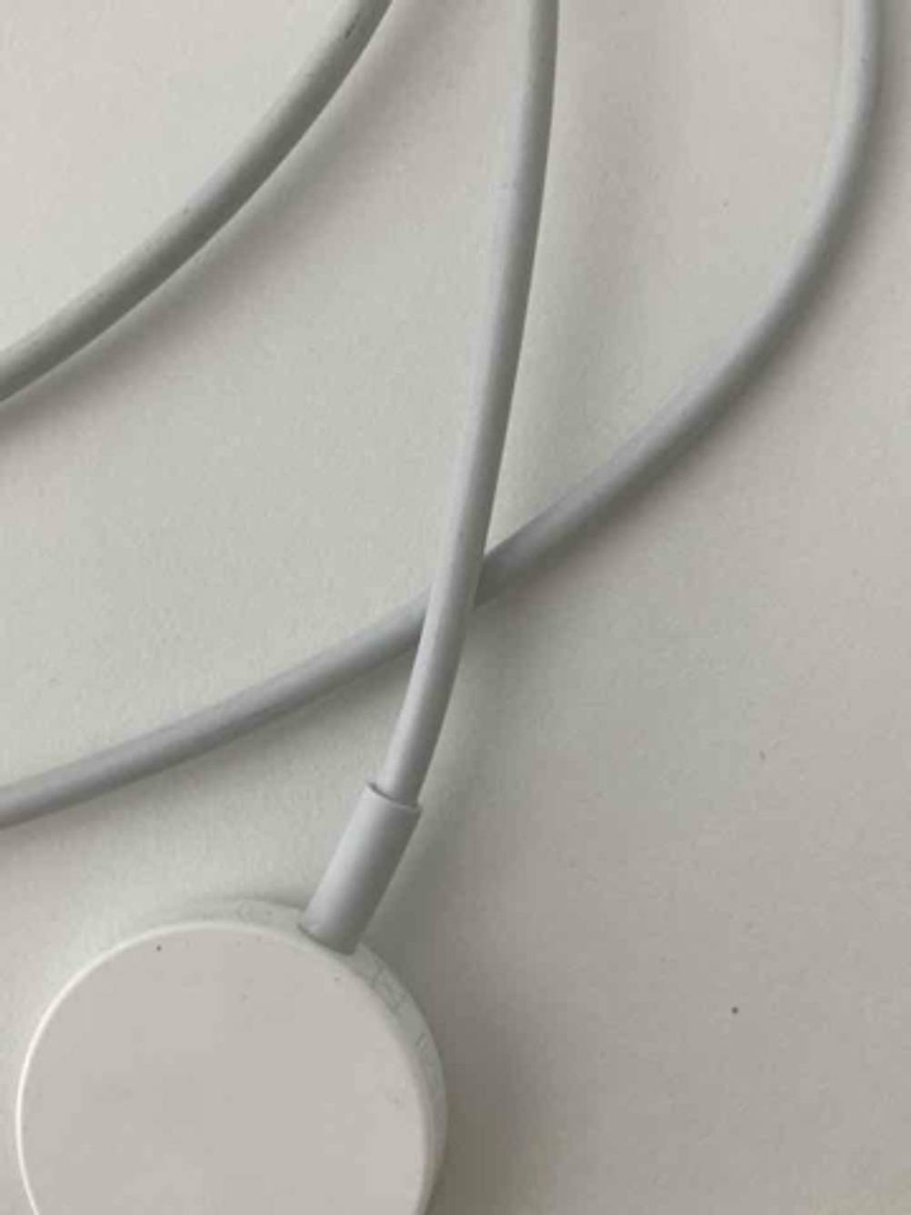 Apple-Watch-Ladekabel im Test: Nahaufnahme der Verbindung von Kabel zu Ladestecker.