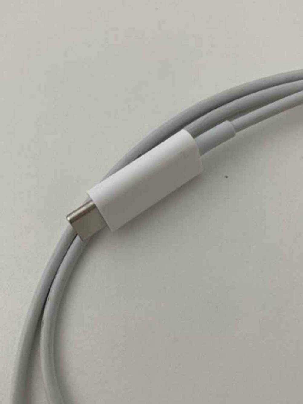 Apple-Watch-Ladekabel-Test: Nahaufnahme des USB-C-Steckers.