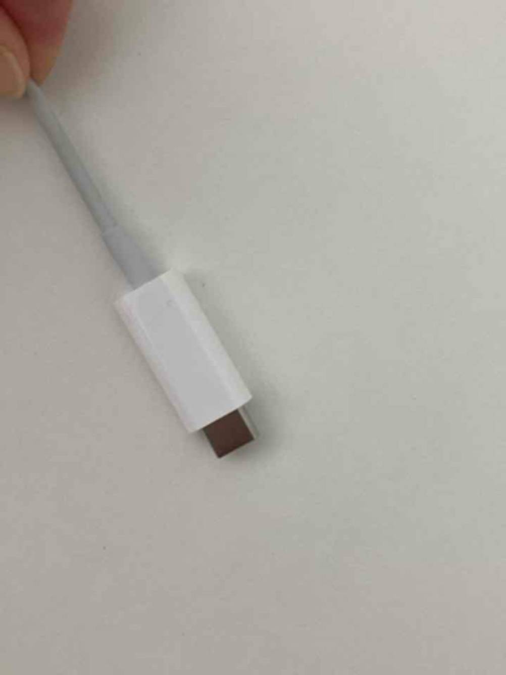 Der USB-C-Stecker des getesteten Apple-Watch-Ladekabels in Nahaufnahme.