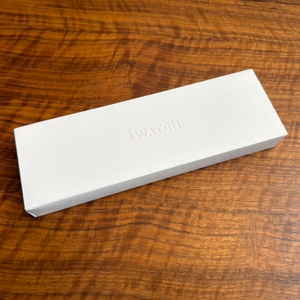 Der Karton der Apple Watch Series 10 liegt auf einem Tisch