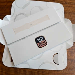 Die Apple Watch Series 10 wurde aus dem Karton entfernt