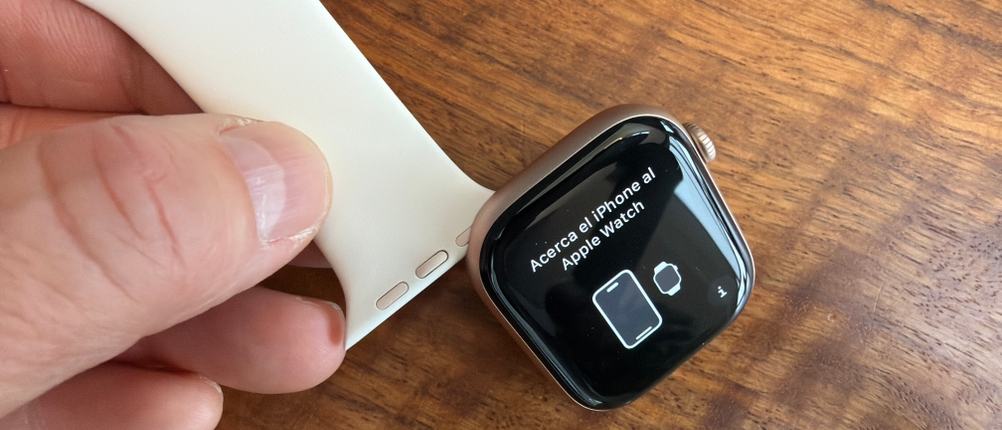 Das Armband wird von der Apple Watch Series 10 entfernt