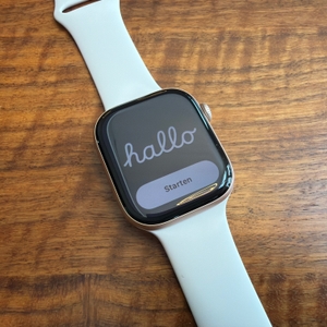 Die Apple Watch Series 10 liegt vor der Einrichtung auf einem Tisch