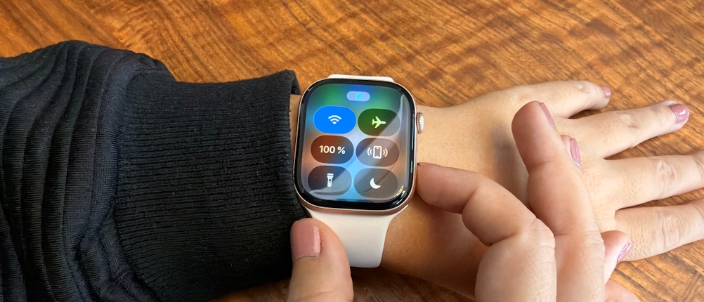 Die Menüführung der Apple Watch Series 10 wird bedient, während die Uhr an einem Handgelenk liegt.