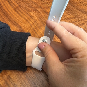 Eine Hand zieht die Apple Watch Series 10 an