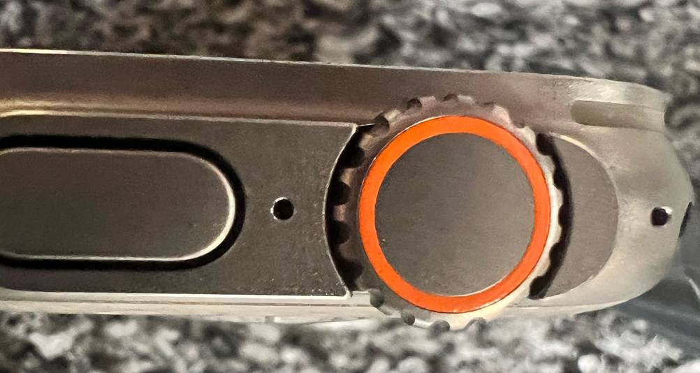 EKG-Smartwatch-Test: Detailansicht des Einstellrads am äußeren Uhrgehäuserand.