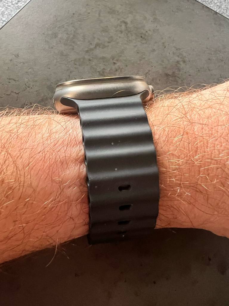 Detailansicht des Armbandes einer getesteten Smartwatch-EKG, das um ein Handgelenk angelegt ist.
