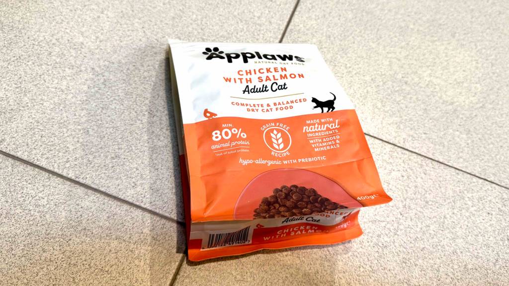 Eine Packung getestetes Applaws-Katzenfutter liegt auf einem Fliesenboden.