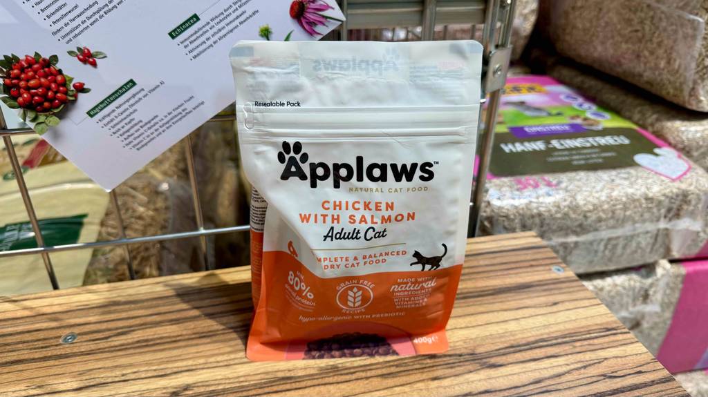Eine Packung Applaws-Katzenfutter steht zum testen auf einem Holzregal.