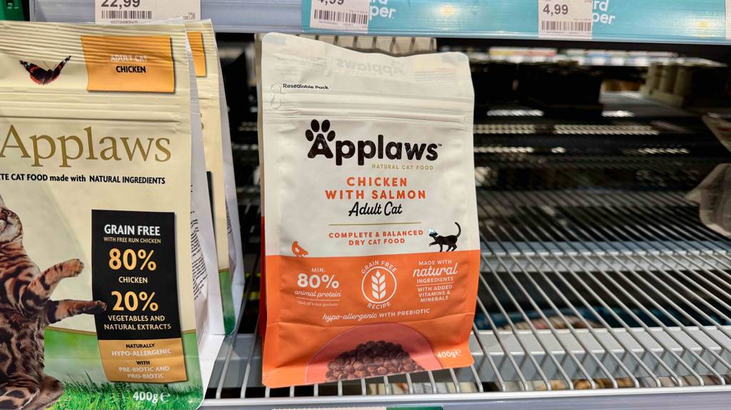 Applaws-Katzenfutter im Test: Mehrere Packungen verschiedener Sorten stehen in einem Regal.