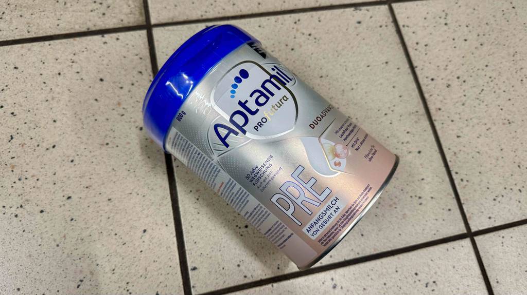 Eine Dose getestete Aptamil-Babynahrung liegt auf hellen Fliesen.