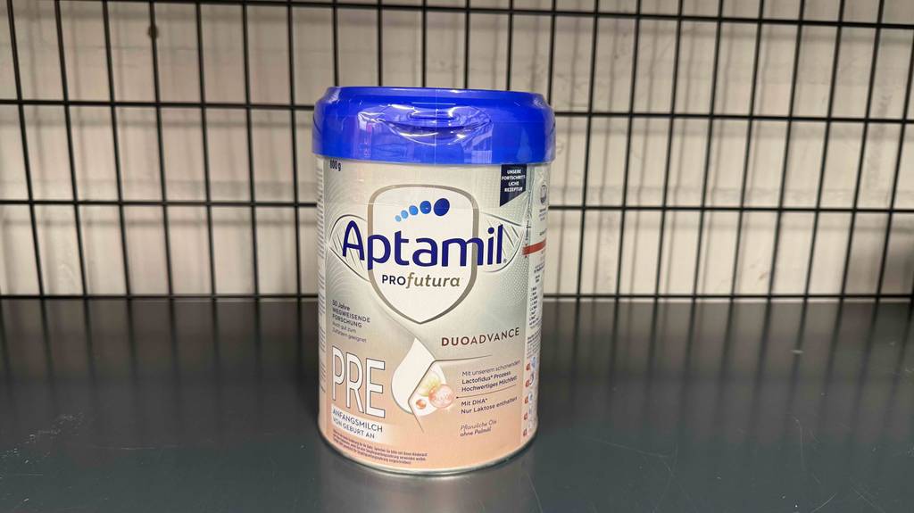 Aptamil-Babynahrung-Test: Eine Dose steht in einem schwarzen Gitterregal.
