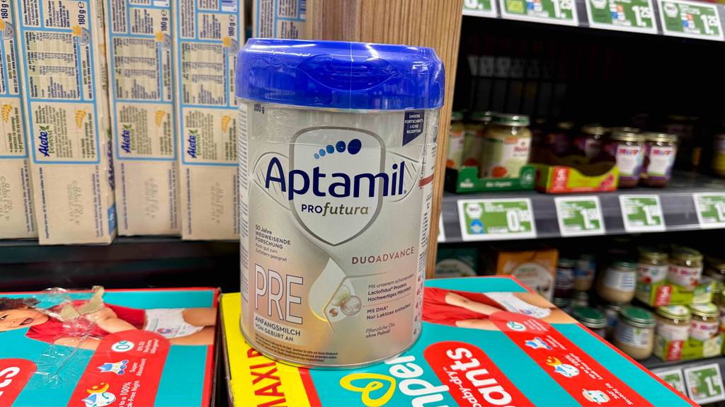 Eine Dose Aptamil-Babynahrung steht zum testen auf einem Karton Windeln.