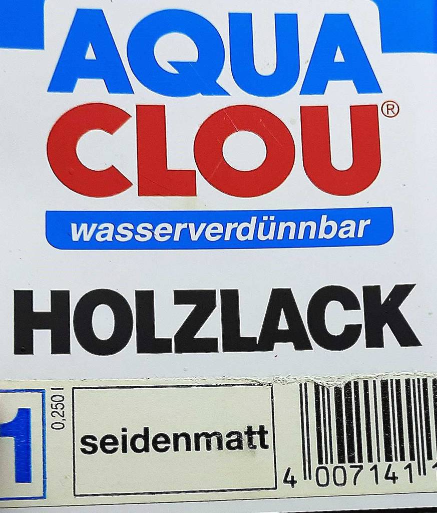 Ansicht des Etiketts des wasserverdünnbaren Holz-Klarlacks im Test.