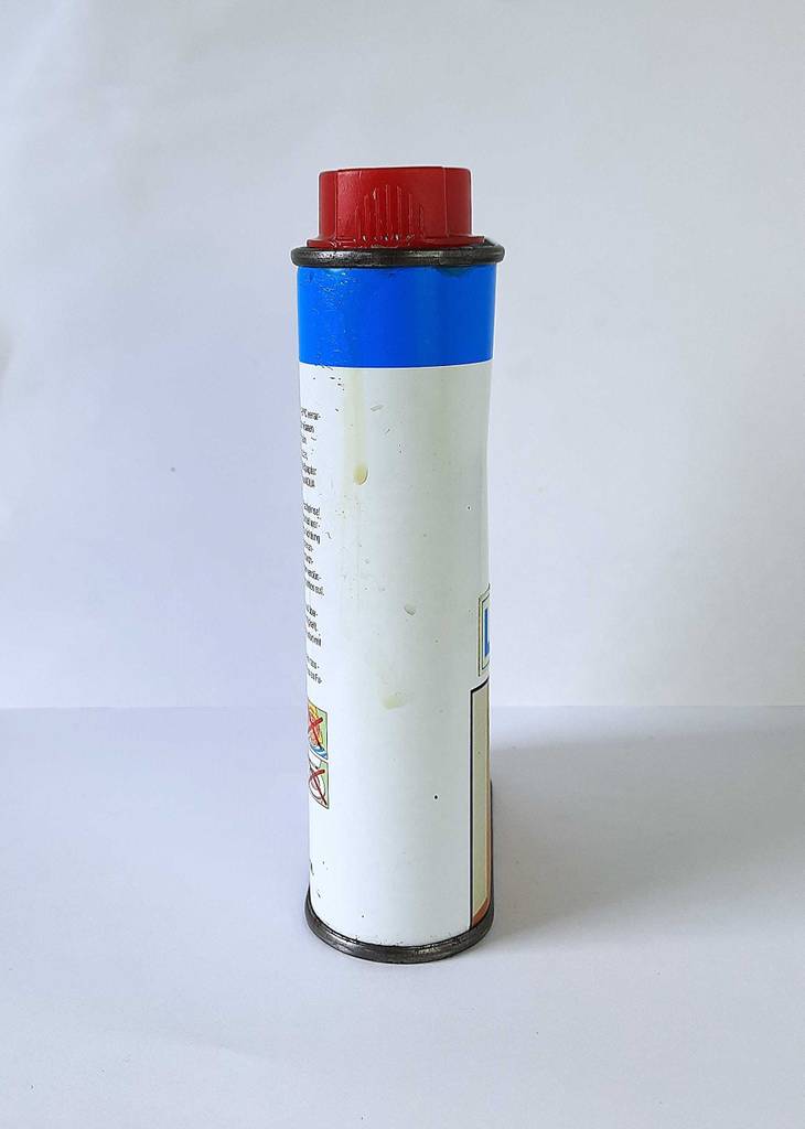 Ansicht der schmalen Seite eines getesteten Holz-Klarlacks in einer 250-ml-Dose.