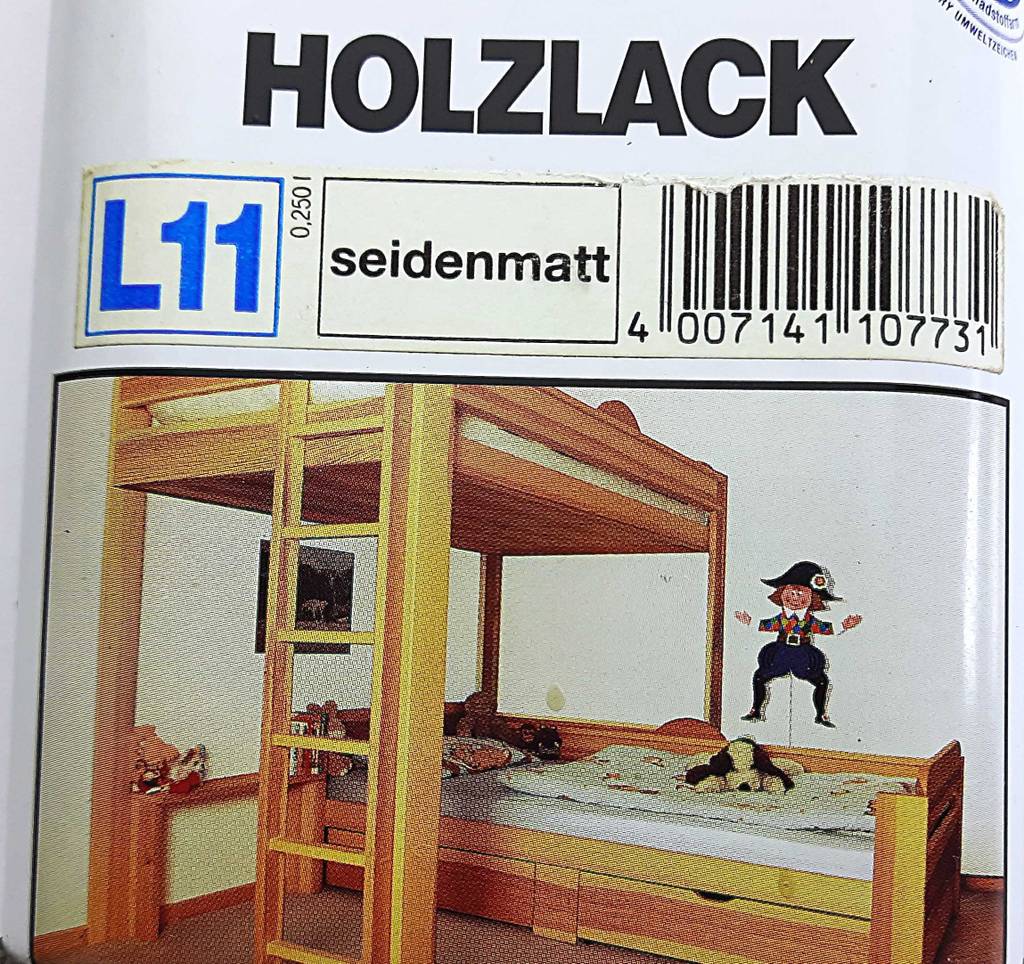 Holz-Klarlack-Test: Nahaufnahme des Produktetiketts eines Holzlacks in seidenmatter Ausführung.
