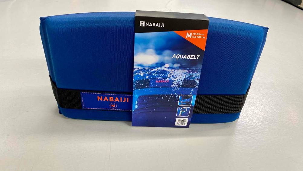 Ein getesteter Aqua-Jogging-Gürtel von vorne mit Informationen auf dem Verpackungslabel.
