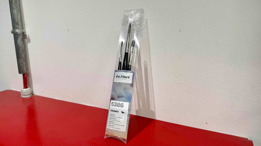 Eine Packung der Aquarellpinsel im Test lehnt an einer hellen Wand.