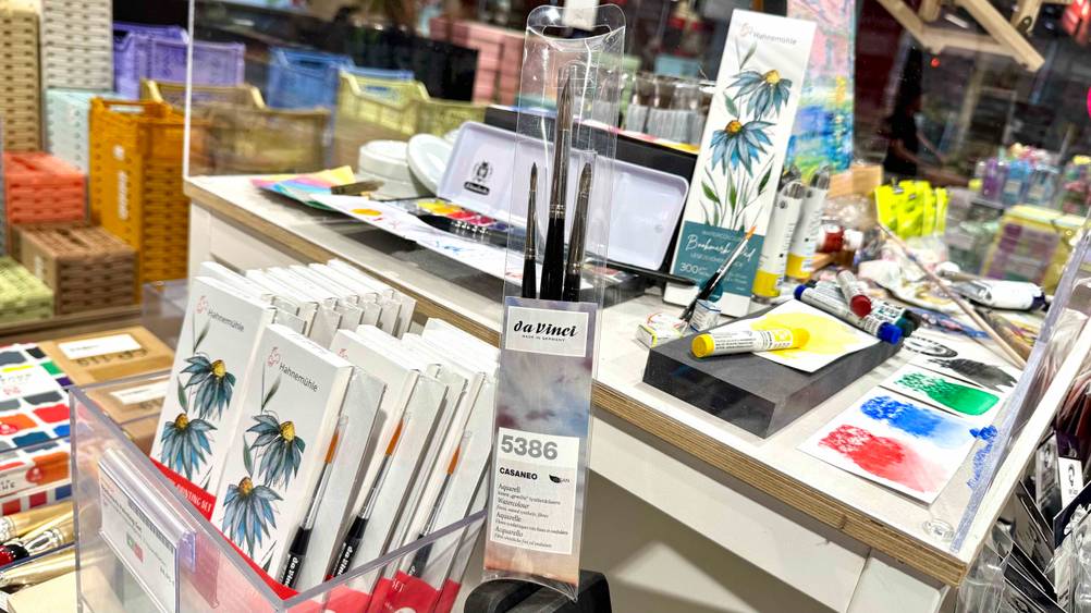 Aquarellpinsel im Test: Eine Packung der Pinsel in einem Laden neben anderen Produkten.