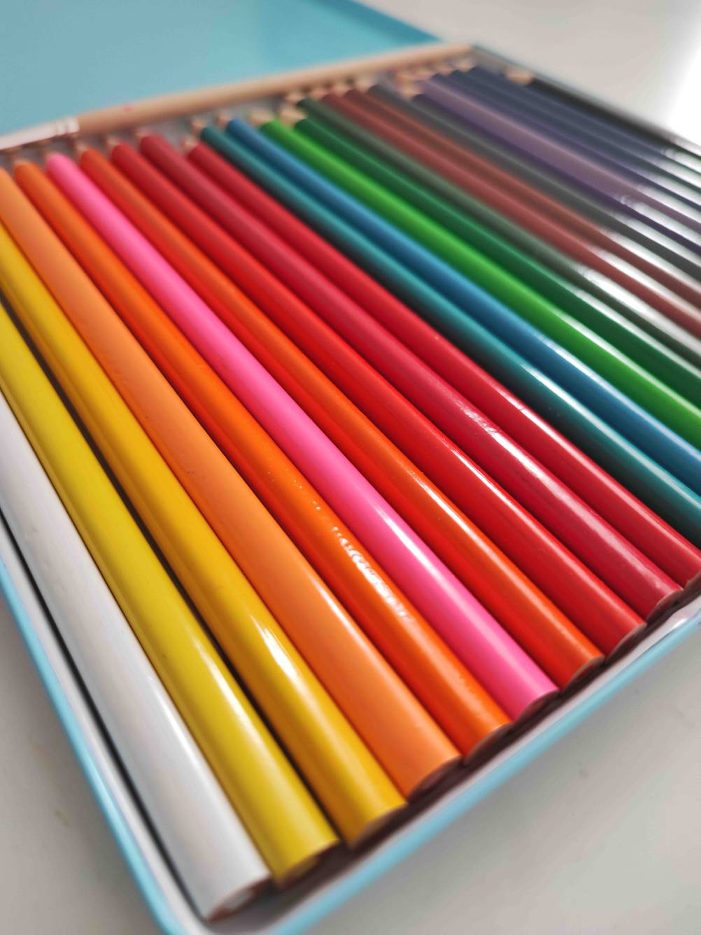 Nahaufnahme der Aquarellstifte im Test in ihrer Metallbox.