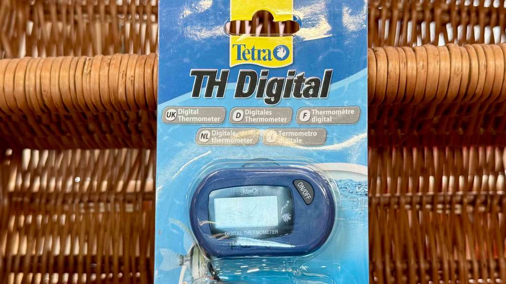 Aquarium-Thermometer im Test: Nahaufnahme der Verpackung mit Logo.