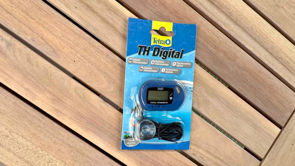 Auf einer Holzfläche liegt das Aquarium-Thermometer im Test.