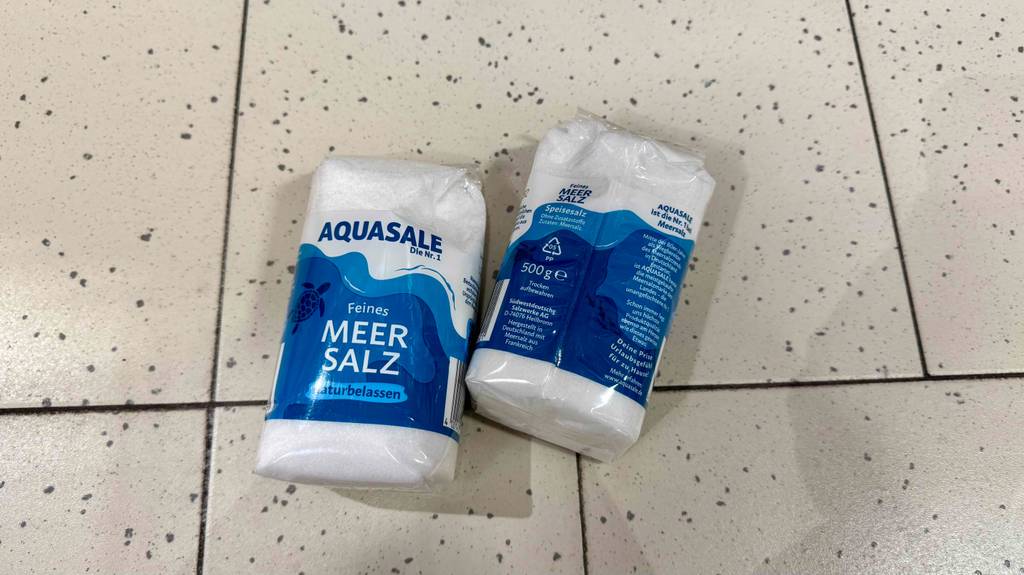 Getestet: Eine Packung Meersalz liegt mit der Rückseite nach oben neben einer zweiten.