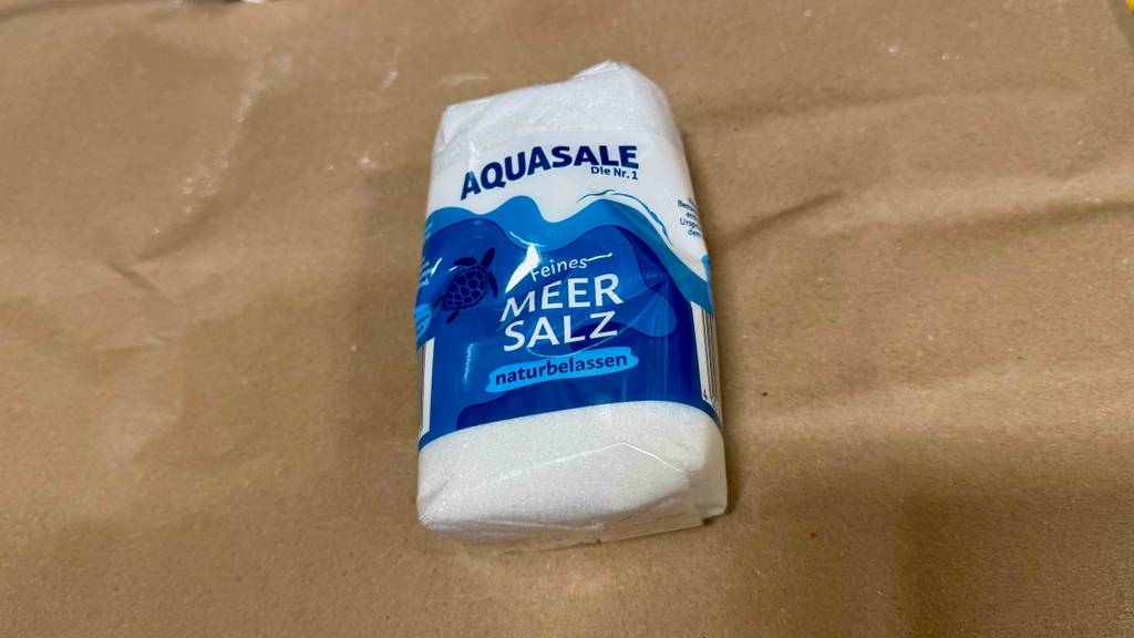 Meersalz im Test: Eine Packung liegt auf Backpapier.