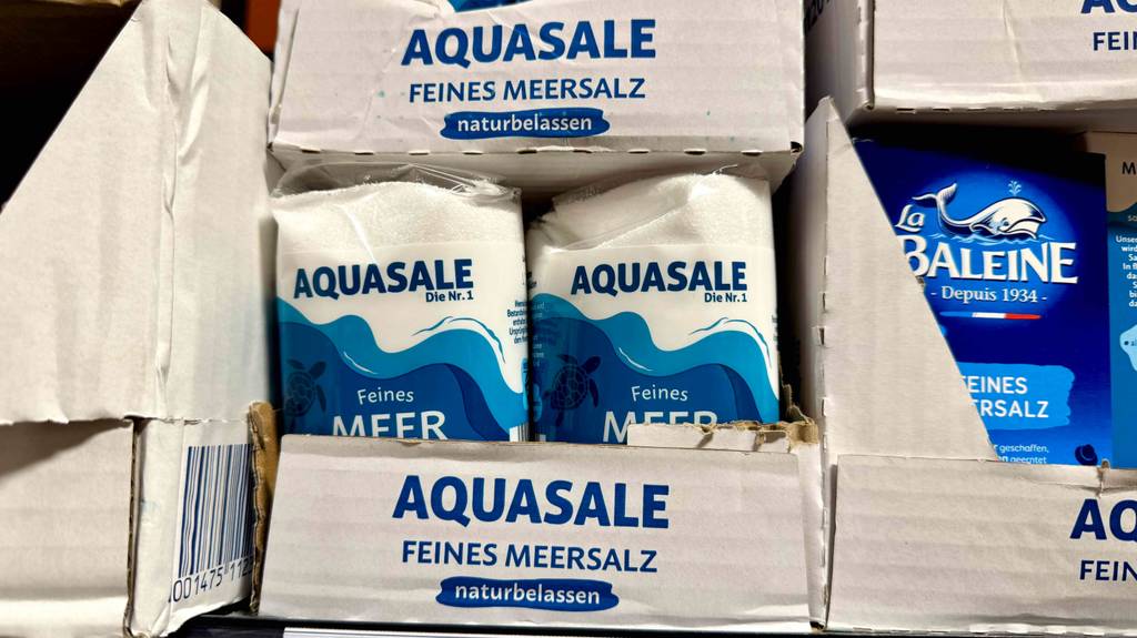 Meersalz-Test: Mehrere Packungen stehen gestapelt in einem Regal.