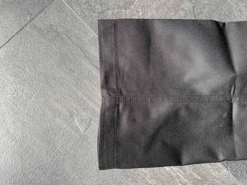 Im Test: Nahaufnahme der Naht am Hosenbein einer Arbeitshose.
