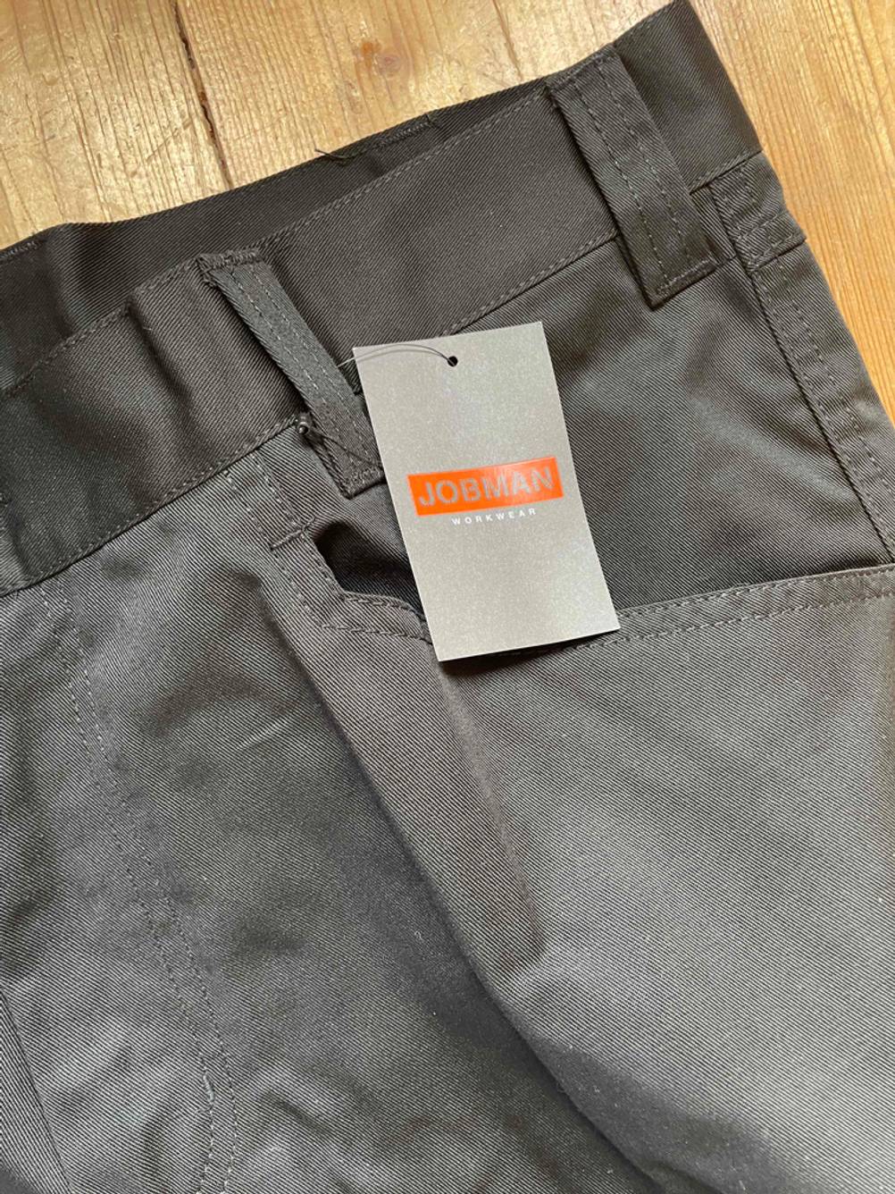 Arbeitshose getestet: Nahaufnahme der Gürtelschlaufen vorne über der Tasche mit Label.