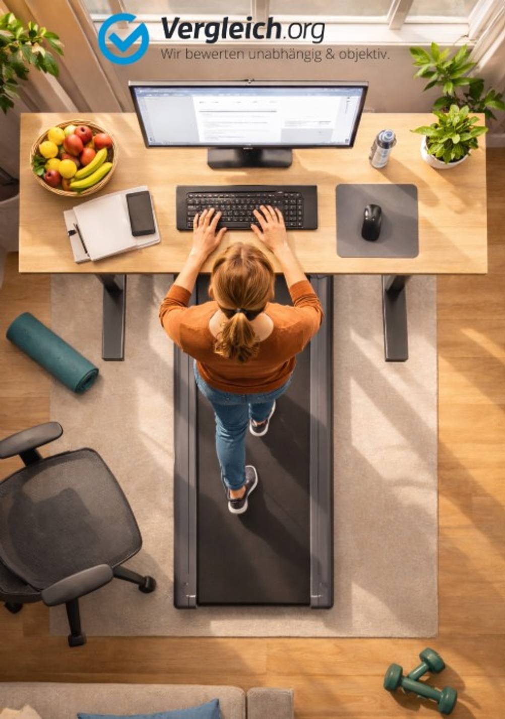 Eine Frau läuft auf einem Bürolaufband und arbeitet gleichzeitig an ihren Computer. Auf dem Schreibtisch sind Arbeitsmaterialien sowie Obst und eine Topfpflanze zu sehen. Um die Frau herum sind ein Bürostuhl, Teppich, Gymnastikmatte und Hanteln zu sehen. Die Perspektive von oben ist eine Draufsicht aus der Vogelperspektive. Das Bild ist eine halb-realistische Illustration.