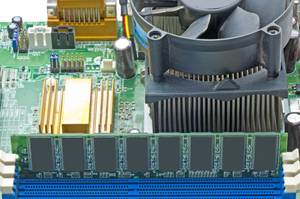 Der längliche Hardware-Riegel im blauen Steckplatz: So sieht ein RAM-Speicher-Modul auf dem Mainboard aus.